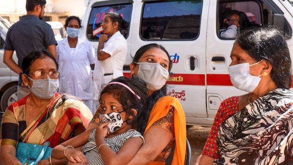 Corona Case Raises: ರಾಜಧಾನಿಯಲ್ಲಿ ಮಾಸ್ಕ್, ಸ್ಯಾನಿಟೈಸ್‌ಗೆ ಭಾರೀ ಬೇಡಿಕೆ, ಮಾರಾಟ ಹೆಚ್ಚಳ