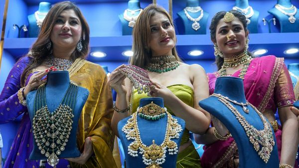 Gold Price on June 15: ಮುಂದಿನ ಹಬ್ಬಗಳಿಗೆ ಚಿನ್ನ ಮತ್ತಷ್ಟು ದುಬಾರಿ, ಇಂದಿನ ಚಿನ್ನ-ಬೆಳ್ಳಿ ದರಪಟ್ಟಿ