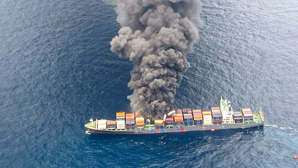 Singapore Ship: ಸಿಂಗಾಪುರ್ ಕಂಟೈನರ್ ಹಡಗಿನಲ್ಲಿ ಬೃಹತ್ ಬೆಂಕಿ, 18 ಮಂದಿ ರಕ್ಷಣೆ, 4 ಮಂದಿ ಕಾಣೆ