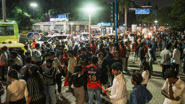 ಕಾಲ್ತುಳಿತದಿಂದ ತಪ್ಪಿಸಿಕೊಳ್ಳುವುದು ಹೇಗೆ, ಇಷ್ಟು ಮಾಡಿ ಸಾಕು!