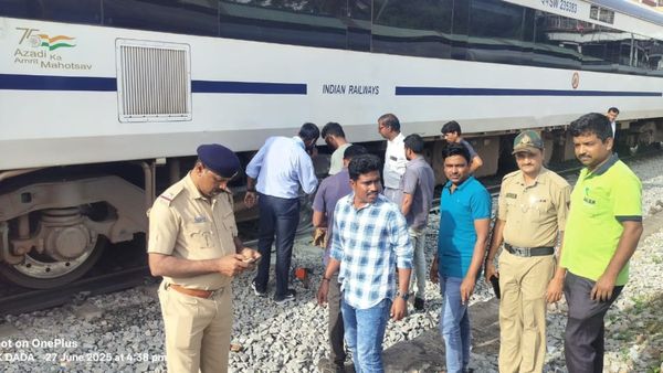 Vande Bharat Express: ರೈಲಿನ ಹಾಟ್‌ ಎಕ್ಸೆಲ್‌ನಲ್ಲಿ ಬೆಂಕಿ ಕಿಡಿ, ದಾವಣಗೆರೆಯಲ್ಲಿ ತುರ್ತು ನಿಲುಗಡೆ