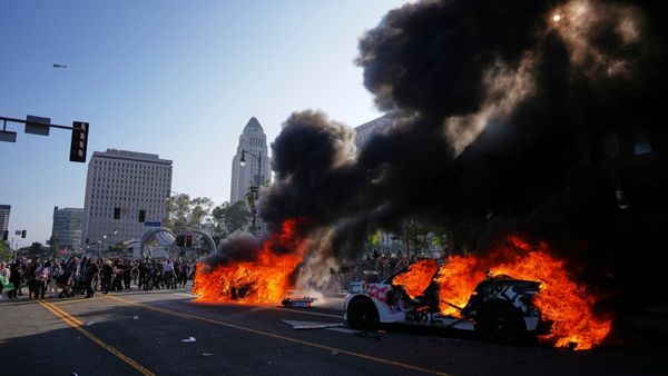 ಅಮೆರಿಕದಲ್ಲಿ ಶುರುವಾಯ್ತು ಉಗ್ರ ಹೋರಾಟ: ಕಂಡ ಕಂಡ ಕಾರುಗಳಿಗೆ ಬೆಂಕಿ, ಹೈ - ಅಲರ್ಟ್!