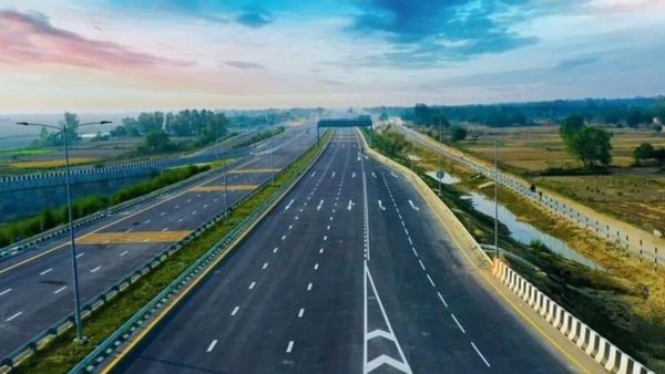 ರಾಷ್ಟ್ರೀಯ ಹೆದ್ದಾರಿ 48ರಲ್ಲಿ ಇದ್ದಕ್ಕಿಂದ್ದಂತೆ ಸುಟ್ಟು ಭಸ್ಮವಾದ ಕಾರು