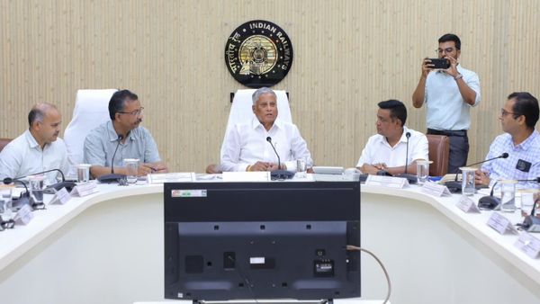 ರೈಲ್ವೆ ಪ್ರಯಾಣದ ಟಿಕೆಟ್ ಬೆಲೆ ಹೆಚ್ಚಳ: ಮಹತ್ವದ ಮಾಹಿತಿ ಹಂಚಿಕೊಂಡ ವಿ. ಸೋಮಣ್ಣ!