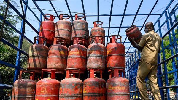LPG Price: ಎಲ್‌ಪಿಜಿ ಸಿಲಿಂಡರ್‌ ಬಳಕೆದಾರರಿಗೆ ಭರ್ಜರಿ ಸಿಹಿಸುದ್ದಿ ಕೊಟ್ಟ ಕೇಂದ್ರ