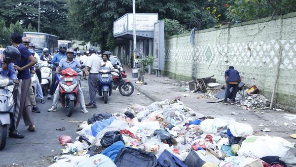 ಬೆಂಗಳೂರು ಈ ಪಾಲಿಕೆ ಆಯುಕ್ತರ ಸಿಟಿ ರೌಂಡ್ಸ್‌: ರಸ್ತೆ ಕಸದ ರಾಶಿಯಿಂದ ಮುಜುಗರ!