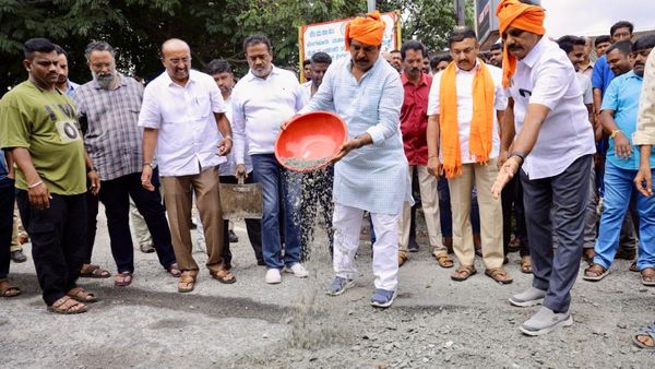 ಸರ್ಕಾರದ ಗುಂಡಿ ಭಾಗ್ಯ: ಬೆಂಗಳೂರಲ್ಲಿ ರಸ್ತೆ ಗುಂಡಿ ಮುಚ್ಚಿ ಬಿಜೆಪಿಯಿಂದ ಪ್ರತಿಭಟನೆ