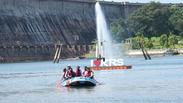ಪ್ರವಾಸಿಗರನ್ನು ಆಕರ್ಷಿಸುತ್ತಿರುವ ಕಾವೇರಿ ಆರತಿ & KRS ಜಲಕ್ರೀಡೆ: ಪ್ರವಾಸೋದ್ಯಮಕ್ಕೆ ಉತ್ತೇಜನ