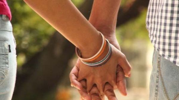 ಬಸ್‌ ನಿಲ್ದಾಣದಲ್ಲೇ ಯುವಕ-ಯುವತಿ ರೊಮ್ಯಾನ್ಸ್: ವಿಡಿಯೋ ವೈರಲ್‌