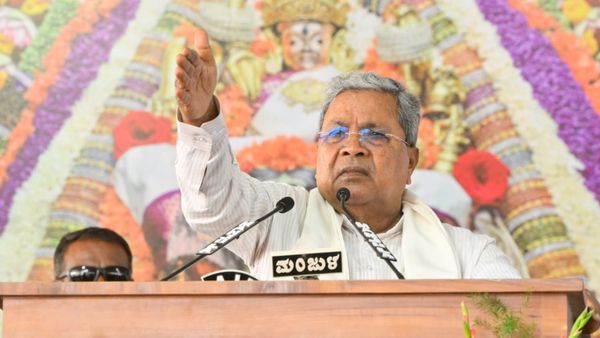 ದಸರಾ ಉದ್ಘಾಟನೆ ವೇದಿಕೆಯಲ್ಲಿ ಏಕಾಏಕಿ ಸಿಟ್ಟಿಗೆದ್ದ ಸಿದ್ದರಾಮಯ್ಯ: ರೊಚ್ಚಿಗೆದ್ದು ಬೈದಿದ್ದು ಹೇಗೆ ಗೊತ್ತಾ?