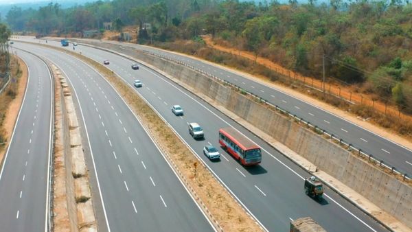 ಬೆಂಗಳೂರು-ಚೆನ್ನೈ ಎಕ್ಸ್‌ಪ್ರೆಸ್‌ವೇನಲ್ಲಿ ಭೀಕರ ಅಪಘಾತ: ಇಬ್ಬರು ಸಾವು, 10ಕ್ಕೂ ಹೆಚ್ಚು ಮಂದಿಗೆ ಗಂಭೀರ ಗಾಯ