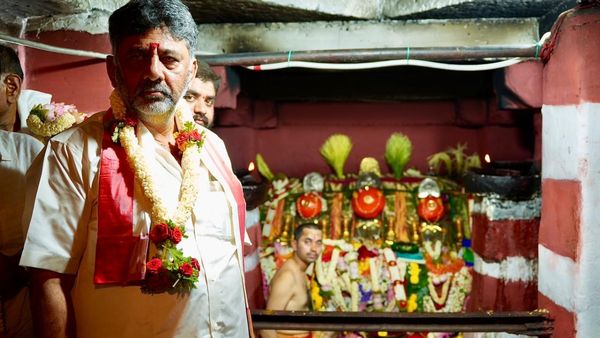 ಹಾಸನಾಂಬ ದೇವಿಯ ದರ್ಶನ ಪಡೆದ ಡಿ ಕೆ ಶಿವಕುಮಾರ್: ಹೆಚ್ಚಿನ ಅಧಿಕಾರಕ್ಕೆ ಪ್ರಾರ್ಥನೆ ಮಾಡಿದ್ರಾ ಡಿಸಿಎಂ?