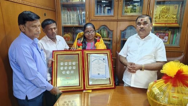 ಕನ್ನಡ ಮೀಡಿಯಂನಲ್ಲೇ ಓದಿ 11 ಚಿನ್ನದ ಪದಕ: ಸಾಧಕಿ ಪ್ರೇಮಾಗೆ ಕರವೇ ಸನ್ಮಾನ