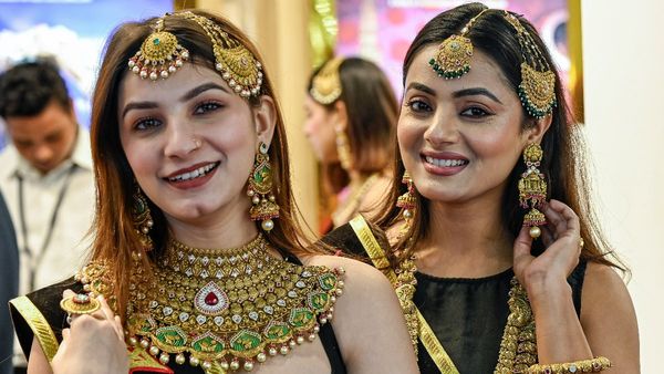 Gold Rate Today Oct 18: ಚಿನ್ನ ಖರೀದಿದಾರರಿಗೆ ದೀಪಾವಳಿ ಗುಡ್‌ನ್ಯೂಸ್‌, ಎಷ್ಟಿದೆ ಇಂದಿನ ಚಿನ್ನ-ಬೆಳ್ಳಿ ದರ?