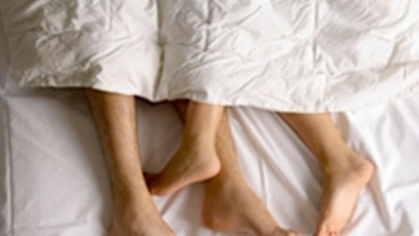 ಲವರ್ ಜೊತೆ ಸರಸವಾಡುತ್ತಾ ಸಿಕ್ಕಿಬಿದ್ದ ಪತಿ: ಪತ್ನಿ ಮಾಡಿದ್ದೇನು ಗೊತ್ತಾ?: ಇಲ್ಲಿದೆ ವಿಡಿಯೋ