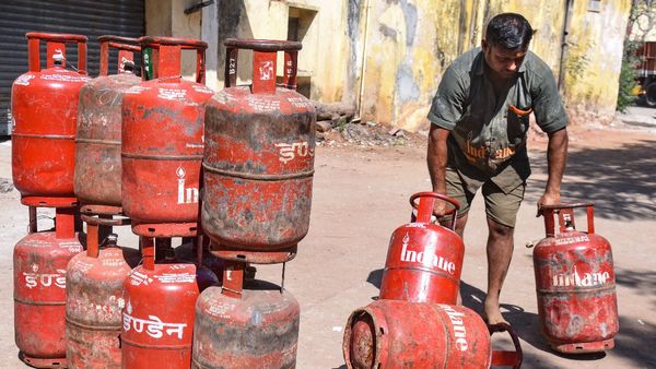 LPG Strike: ದೀಪಾವಳಿಗೆ ಎಲ್‌ಪಿಜಿ ಶಾಕ್‌, ಸಿಲಿಂಡರ್‌ ಪೂರೈಕೆದಾರರಿಂದ ಬಂದ್‌ಗೆ ಕರೆ