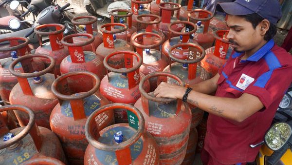LPG Price Cut: ನವೆಂಬರ್‌ 1ರಿಂದ ಎಲ್‌ಪಿಜಿ ಸಿಲಿಂಡರ್‌ ಬೆಲೆ ಎಷ್ಟು ಕಡಿಮೆಯಾಗಲಿದೆ?
