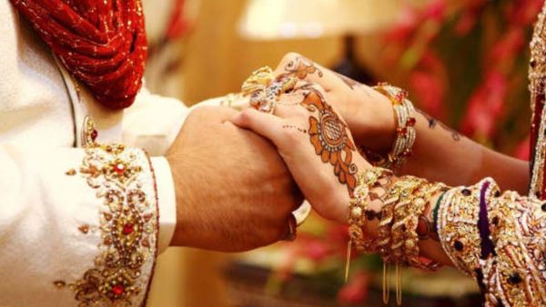 ಚಿತ್ರದುರ್ಗ: ಇಬ್ಬರು ಯುವತಿಯರನ್ನು ಒಟ್ಟಿಗೆ ವಿವಾಹವಾದ ಭೂಪ: ಫೋಟೋ ವೈರಲ್‌