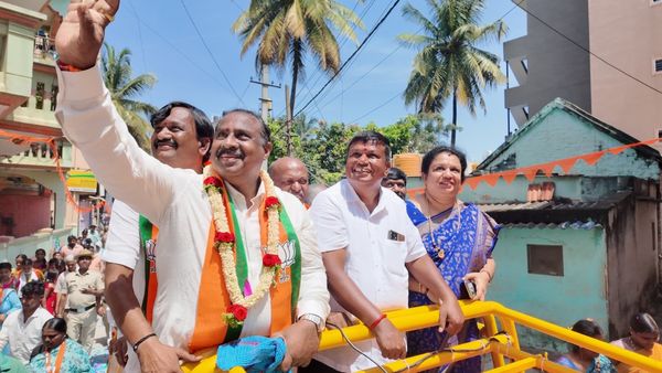 ಬೊಮ್ಮನಹಳ್ಳಿ ಕ್ಷೇತ್ರದಲ್ಲಿ ಕಾಂಗ್ರೆಸ್‌ಗೆ ಆಘಾತ: ‘ಕೈ’ ತೊರೆದು ಬಿಜೆಪಿ ಸೇರಿದ ನಾಯಕರು!
