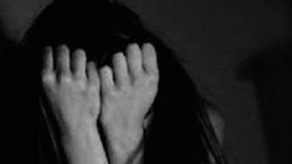 ರೈಲಿನಲ್ಲಿ ಪುಟ್ಟ ಬಾಲಕಿಯನ್ನು ಅಶ್ಲೀಲವಾಗಿ ಸ್ಪರ್ಶಿಸಿದ ಕಾಮುಕ ವ್ಯಕ್ತಿ: ಮುಂದೇನಾಯ್ತು ಗೊತ್ತಾ?