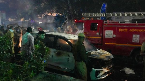 Delhi Blast: ರಾಷ್ಟ್ರ ರಾಜಧಾನಿಯಲ್ಲಿ ಪ್ರಬಲ ಸ್ಫೋಟ, ಮಾಹಿತಿ ಪಡೆದ ಪ್ರಧಾನಿ ಮೋದಿ