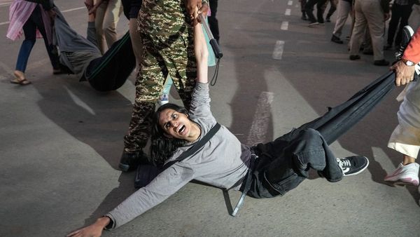 ದೆಹಲಿ ವಾಯುಮಾಲಿನ್ಯ: ಉಗ್ರ ಸ್ವರೂಪ ಪಡೆದುಕೊಂಡ ಪ್ರತಿಭಟನೆ: ಪೊಲೀಸರ ಮೇಲೆ ಪೆಪ್ಪರ್ ಸ್ಪ್ರೇ!