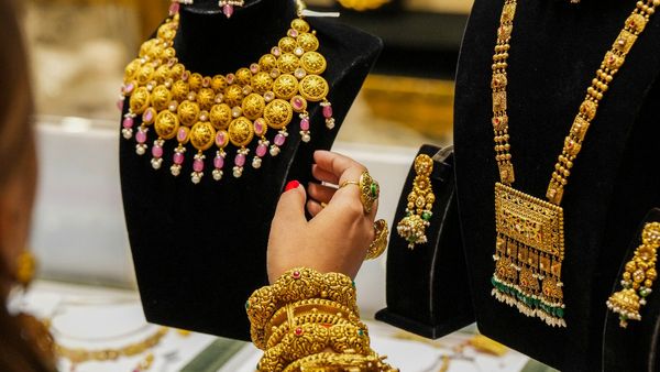 Gold Price Today Nov 26: ಚಿನ್ನ ಖರೀದಿದಾರರಿಗೆ ಆಘಾತ, ಎಷ್ಟಿದೆ ಇಂದಿನ ಚಿನ್ನ-ಬೆಳ್ಳಿ ದರ?