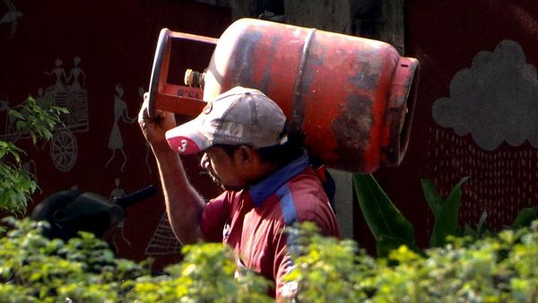 LPG Price: ಡಿಸೆಂಬರ್‌ 1ರಿಂದ ಎಲ್‌ಪಿಜಿ ಸಿಲಿಂಡರ್‌ ದುಬಾರಿಯೇ? ಬೆಲೆ ಎಷ್ಟಿರಲಿದೆ?
