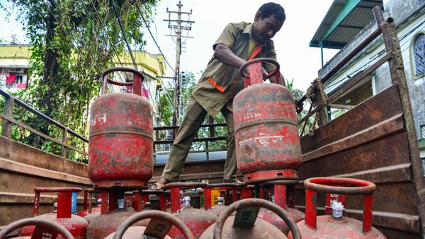 LPG Price Hike: ಎಲ್‌ಪಿಜಿ ಸಿಲಿಂಡರ್‌ ಬೆಲೆ ಭಾರೀ ಏರಿಕೆ ಸಾಧ್ಯತೆ, ಕಾರಣವೇನು?