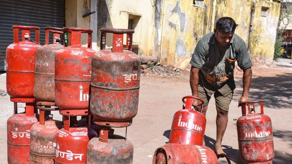 LPG Price: ಎಲ್‌ಪಿಜಿ ಸಿಲಿಂಡರ್‌ ಬೆಲೆ ಭಾರೀ ಇಳಿಕೆ, ಪರಿಷ್ಕೃತ ದರ ಎಷ್ಟಿದೆ?