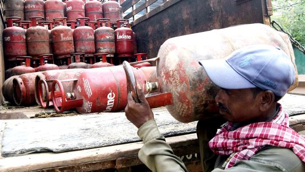 LPG Price: ಎಲ್‌ಪಿಜಿ ಸಿಲಿಂಡರ್‌ ದರ ಸದ್ಯದಲ್ಲೇ ಭಾರೀ ಇಳಿಕೆ ಸಾಧ್ಯತೆ, ಕಾರಣ ಇಲ್ಲಿದೆ
