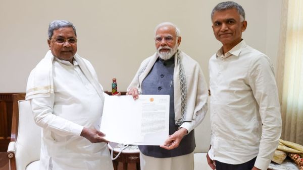 ಭಾರೀ ಮಳೆಗೆ ಬೆಳೆ ಹಾನಿ; 2136 ಕೋಟಿ ರೂ.ಗಳ ಪರಿಹಾರಕ್ಕೆ ಮೋದಿ ಭೇಟಿಯಾದ ಸಿದ್ದರಾಮಯ್ಯ!