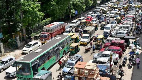 ಬೆಂಗಳೂರು: ಹೆಲ್ಮೆಟ್‌ ಬದಲಾಗಿ ತಲೆಗೆ 'ಬಾಂಡ್ಲಿ' ಹಿಡಿದುಕೊಂಡ ವ್ಯಕ್ತಿ: ವಿಡಿಯೋ ಭಾರೀ ವೈರಲ್‌