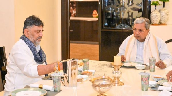  ಡಿಕೆ ಶಿವಕುಮಾರ್ ನಿವಾಸಕ್ಕೆ ಸಿಎಂ ಸಿದ್ದರಾಮಯ್ಯ ಭೇಟಿ; ಹೈಕಮಾಂಡ್ ಬುಲಾವ್?