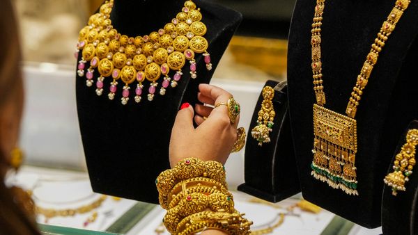 Gold Price Today: ಬಂಗಾರದ ಬೆಲೆ ನಿರಂತರ ಏರಿಕೆ, ಇಂದಿನ ಚಿನ್ನ-ಬೆಳ್ಳಿ ದರ ಎಷ್ಟಿದೆ? 