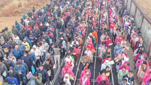 Government Jobs Exam: ನೆಲದ ಮೇಲೆ ಕುಳಿತು ಸರ್ಕಾರಿ ಹುದ್ದೆ ನೇಮಕಾತಿ ಪರೀಕ್ಷೆ ಬರೆದ ಸಾವಿರಾರು ಅಭ್ಯರ್ಥಿಗಳು: ವಿಡಿಯೋ ವೈರಲ್‌