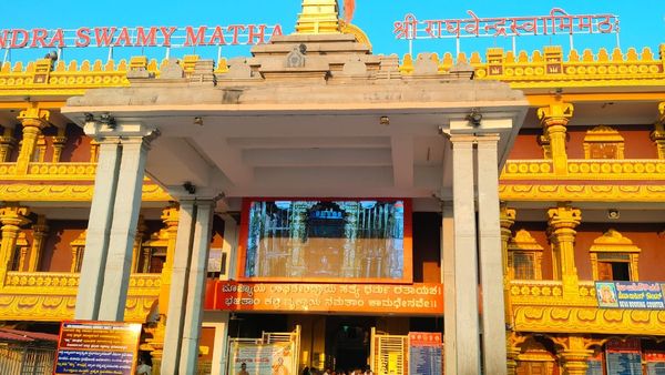 ಮಂತ್ರಾಲಯ ಶ್ರೀ ರಾಘವೇಂದ್ರ ಸ್ವಾಮಿ ದೇವಾಲಯದಲ್ಲಿ ಹೊಸ ವಿವಾದ, ಕನ್ನಡಿಗರ ಆಕ್ರೋಶ!