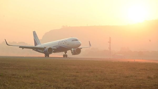 ನವಿ ಮುಂಬೈ ಅಂತರರಾಷ್ಟ್ರೀಯ ವಿಮಾನ ನಿಲ್ದಾಣ: ಮೊದಲ ವಾಣಿಜ್ಯ ವಿಮಾನ ಹಾರಾಟ, ವಾಯುನೆಲೆ ಕಾರ್ಯಾಚರಣೆ ಪ್ರಾರಂಭ