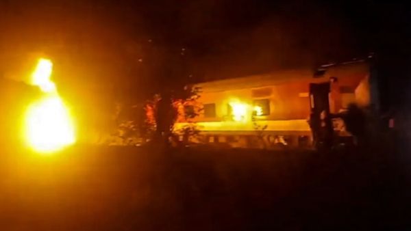 ಟಾಟಾನಗರ-ಎರ್ನಾಕುಲಂ ಎಕ್ಸ್‌ಪ್ರೆಸ್ ರೈಲಿನ ಎರಡು ಬೋಗಿಗಳಲ್ಲಿ ಭಾರೀ ಅಗ್ನಿ ಅವಘಡ: ಓರ್ವ ಸಾವು