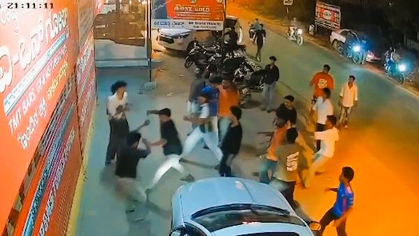 ದೇವನಹಳ್ಳಿ ಕಾಲೇಜಿನಲ್ಲಿ ರ‍್ಯಾಗಿಂಗ್‌; ರಸ್ತೆಯಲ್ಲೇ ಬಡಿದಾಡಿಕೊಂಡ 23 ವಿದ್ಯಾರ್ಥಿಗಳು, ಎಫ್‌ಐಆರ್‌ ದಾಖಲು