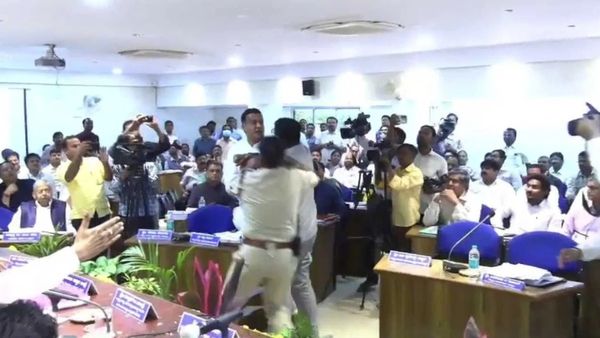 ಸಚಿವರ ಎದುರೇ ಕೈ ಕೈ ಮಿಲಾಯಿಸಿದ ಶಾಸಕ, ಎಂಎಲ್​ಸಿ