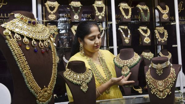 Gold: ದಾಖಲೆಯ ಮಟ್ಟದಲ್ಲಿ ಚಿನ್ನದ ಬೆಲೆ ಕುಸಿತ; ಆಭರಣ ಖರೀದಿದಾರರಿಗೆ ನೆಮ್ಮದಿ ತಂದ ಹೊಸ ದರ