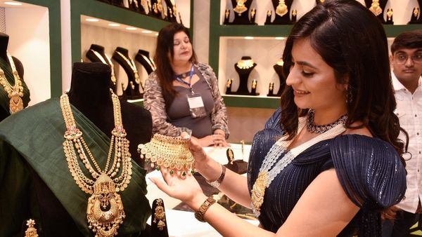 Gold Rate Jan 09: ಚಿನ್ನ ಪ್ರಿಯರಿಗೆ ವಾರಾಂತ್ಯವೂ ಶಾಕ್: ಹೊಸ ದಾಖಲೆ ಬರೆದ ಚಿನ್ನದ ಬೆಲೆ, ಬೆಳ್ಳಿ ಇಳಿಕೆ