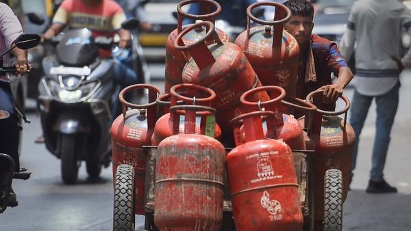 LPG Price: ಹೊಸ ವರ್ಷದ ಮೊದಲ ದಿನವೇ ಎಲ್‌ಪಿಜಿ ಸಿಲಿಂಡರ್ ದರ ಭಾರೀ ಏರಿಕೆ: ನಿಮ್ಮೂರಲ್ಲಿ ಎಷ್ಟಿದೆ ತಿಳಿಯಿರಿ