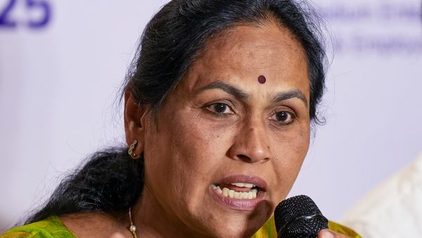 ದಲಿತ ಮಹಿಳೆಯನ್ನು ವಿವಸ್ತ್ರಗೊಳಿಸಿದ ಹಲ್ಲೆ; ಪೊಲೀಸರ ಅಮಾನತಿಗೆ ಆಗ್ರಹಿಸಿ ಸಿಡಿದೆದ್ದ ಶೋಭಾ ಕರಂದ್ಲಾಜೆ