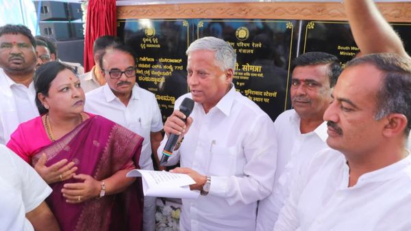 ಕೇಂದ್ರ ಸಚಿವ ವಿ.ಸೋಮಣ್ಣ ಕಡೆ ಕುರ್ಚಿ ಎಸೆದು ಕೈ ಕಾರ್ಯಕರ್ತರ ಆಕ್ರೋಶ