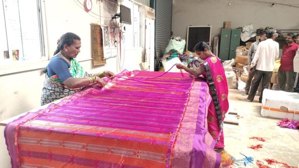 ದೊಡ್ಡಬಳ್ಳಾಪುರ ನೇಕಾರರ ಹೊಸ ಪ್ರಯೋಗ: ಕರ್ನಾಟಕದ ಸೀರೆಗಳಿಗೆ ಬ್ರ್ಯಾಂಡ್ ಸೃಷ್ಟಿಯ ಕನಸು ಹೊತ್ತು ಬಂದ ಸೀರೆ ಸಂತೆ