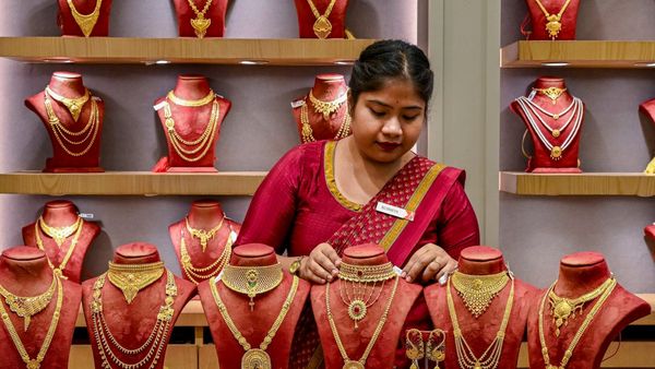 Gold Price Drop Today: ಚಿನ್ನ - ಬೆಳ್ಳಿ ಪ್ರಿಯರಿಗೆ ಭರ್ಜರಿ ಗುಡ್‌ನ್ಯೂಸ್: ಬರೋಬ್ಬರಿ 25,000 ರೂ ಇಳಿಕೆ