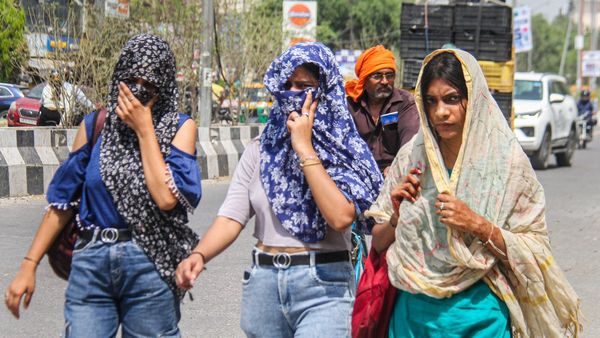 Karnataka Weather: ಈ ಜಿಲ್ಲೆಗಳಲ್ಲಿ ನಾಳೆವರೆಗೆ ಉಷ್ಣ ಅಲೆ ಸಾಧ್ಯತೆ: ಹವಾಮಾನ ಇಲಾಖೆ ಎಚ್ಚರಿಕೆ