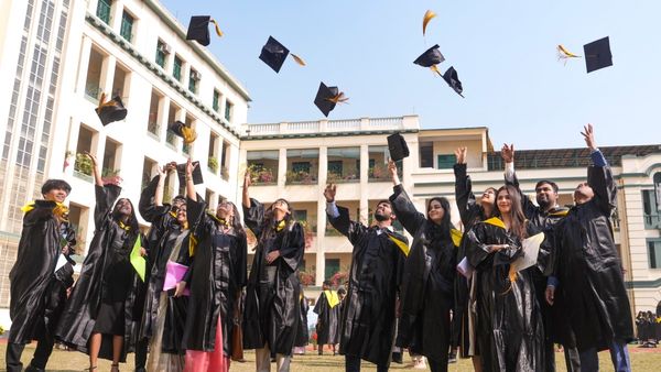 ವಿವಿ ಘಟಿಕೋತ್ಸವಗಳಲ್ಲಿ ಬ್ರಿಟಿಷ್ ಗೌನ್‌ಗೆ ಗುಡ್‌ಬೈ: ಕರ್ನಾಟಕದಲ್ಲಿ ಇನ್ಮುಂದೆ ದೇಸಿ ಉಡುಪು ಕಡ್ಡಾಯ